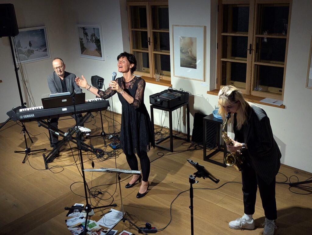 Stefanie Boltz – FEMALE, von links nach rechts: Christian Wegscheider: Piano, Stefanie Boltz: Gesang, Yvonne Moriel: Klarinette, Saxophon, Photo: Konrad Stania